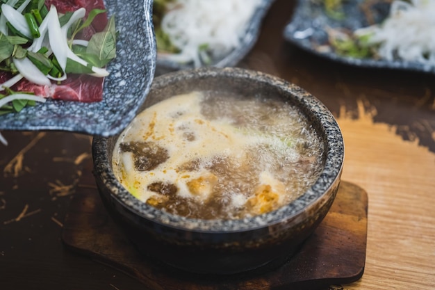 Bo Hue Bun Bo zuppa di noodle di manzo vietnamita piccante in una ciotola di pietra