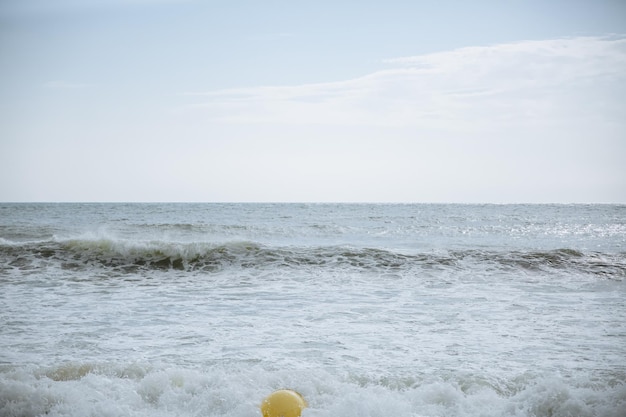 Boa nelle onde del mare con schiuma Spiaggia vuota Vacanze estive viaggio Oceano tempestoso