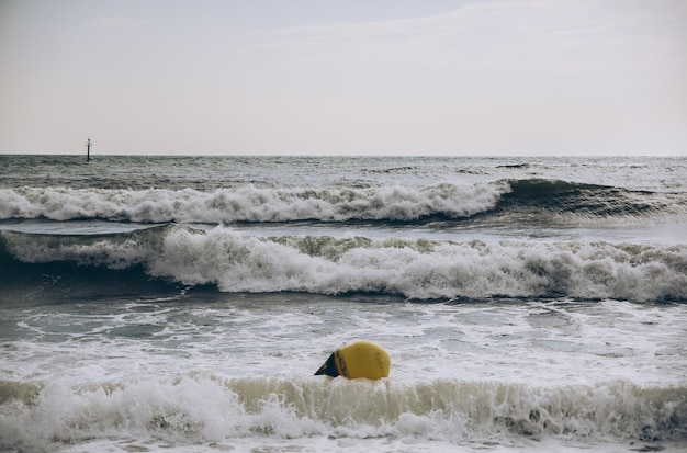 Boa nelle onde del mare con schiuma Spiaggia vuota Vacanze estive viaggio Oceano tempestoso