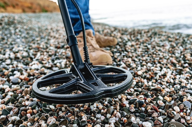 Bobina del metal detector in azione da terra