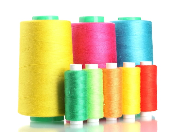 Bobine di filati multicolori isolati su bianco