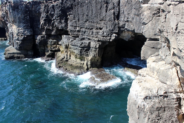 Boca do inferno abisso situato nelle scogliere sul mare nella città portoghese di Cascais