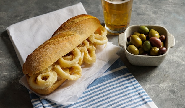 Bocadillo con calamares o sandwich al calamaro con birra