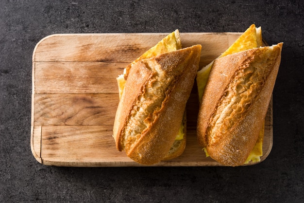 Bocadillo de tortilla española. Panino con frittata di patate spagnolo