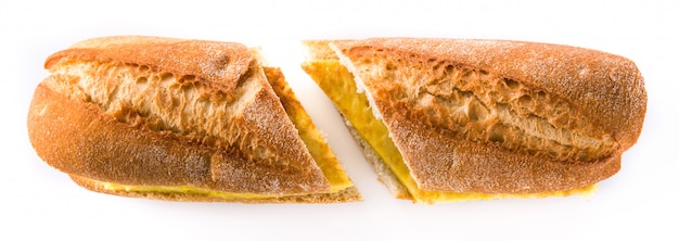 Bocadillo de tortilla española. Panino spagnolo dell'omelette della patata isolato, vista superiore