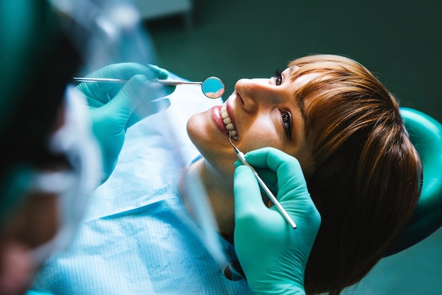Bocca di donna sorridente in trattamento presso la clinica odontoiatrica
