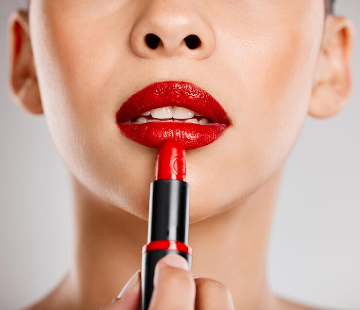Foto bocca e rossetto femminile con applicazione in studio per la cura di sé cosmetici e routine di bellezza prodotto rosso e persona femminile con trucco sul viso per brillare lusso e glamour su sfondo bianco