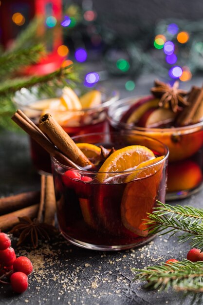 Boccali in vetro di vin brulè con spezie e agrumi. Bevanda o bevanda calda tradizionale, cocktail festivo a Natale o Capodanno