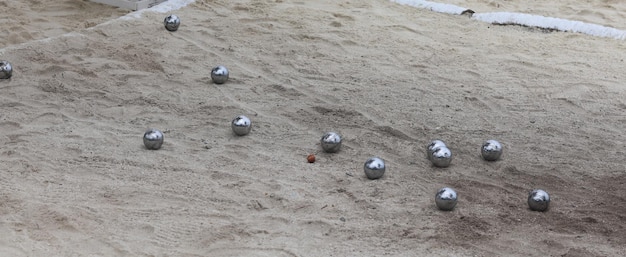 bocce, gioco con palline d'acciaio sulla sabbia