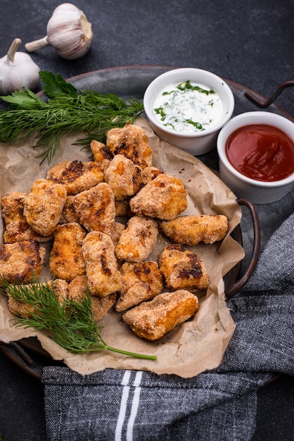 Bocconcini di pollo al forno con salse e verdure