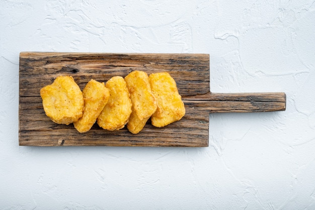 Bocconcini di pollo croccanti fritti su bianco