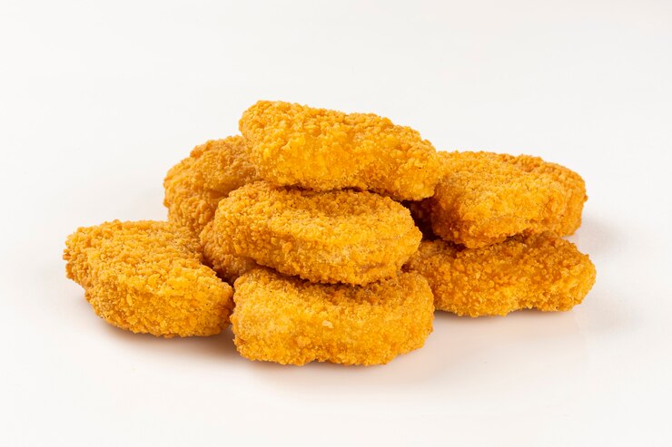 Bocconcini di pollo fritti isolati su sfondo bianco