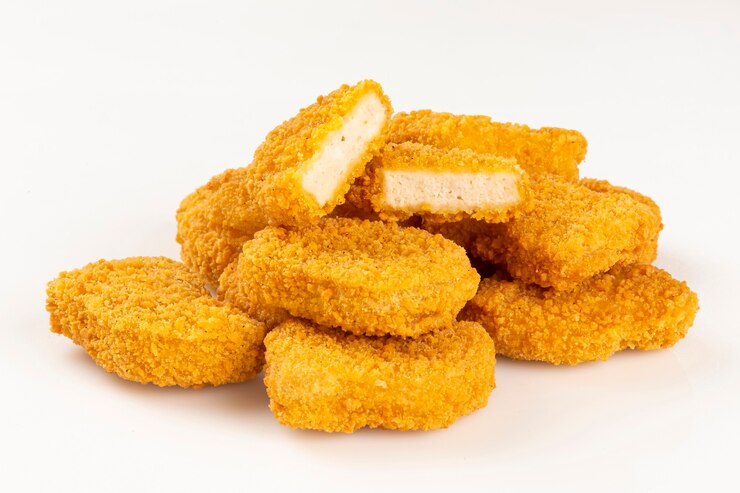 Bocconcini di pollo fritti isolati su sfondo bianco