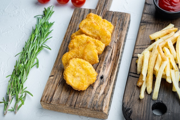 Bocconcini di pollo fritti su bianco