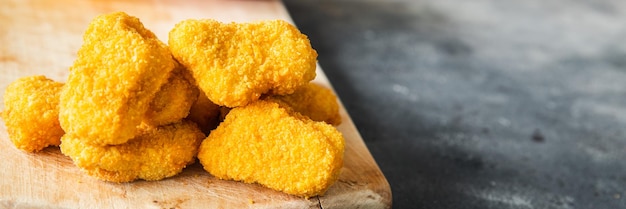 bocconcini di pollo fritto carne di pollame fresco pasto sano cibo spuntino dieta sul tavolo copia spazio