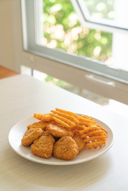 bocconcini di pollo fritto con patate fritte alla piastra