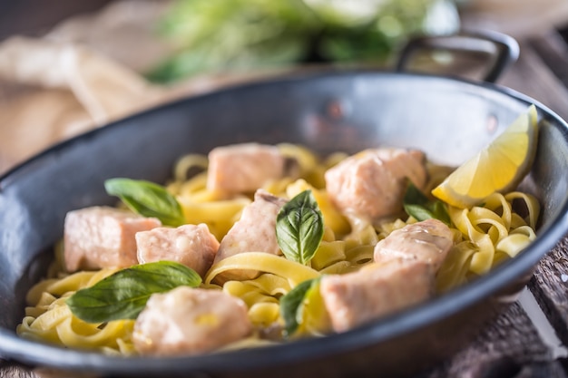 Bocconcini di salmone con tagliatelle al limone e basilico.