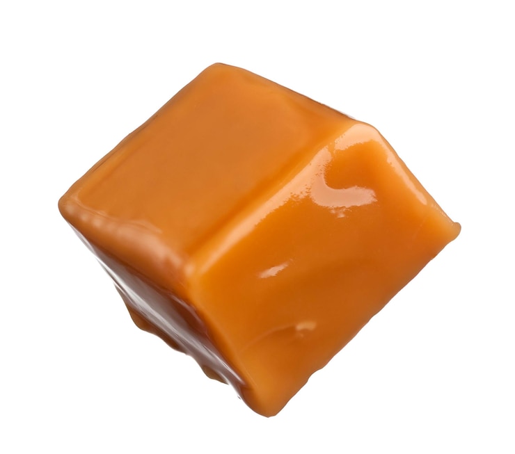Foto bocconcino di caramello isolato su sfondo bianco