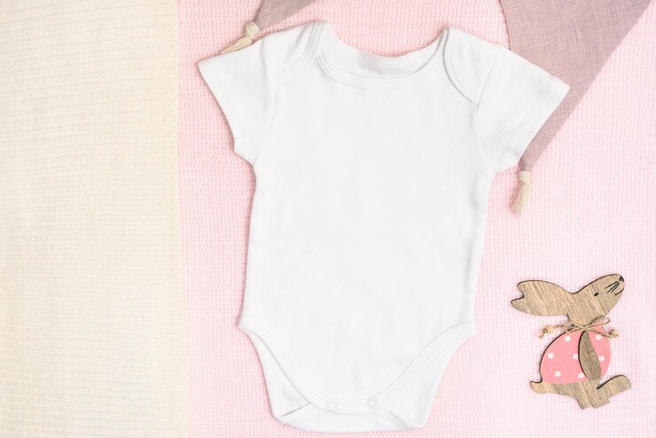 Body per bambino mockup di Pasqua su sfondo rosa