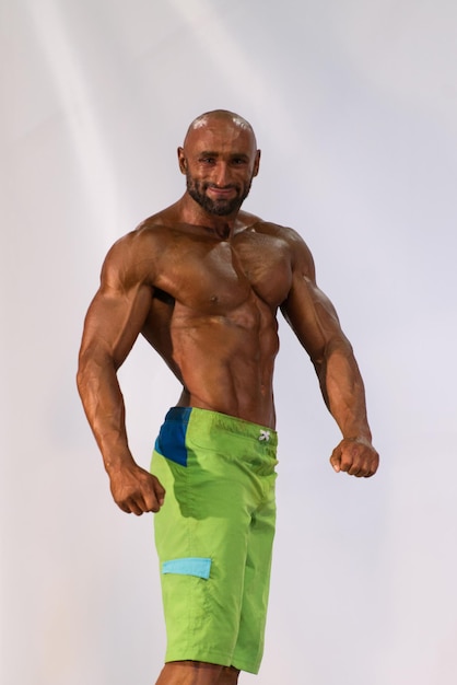 Bodybuilder in una competizione per le pose frontali di vittoria