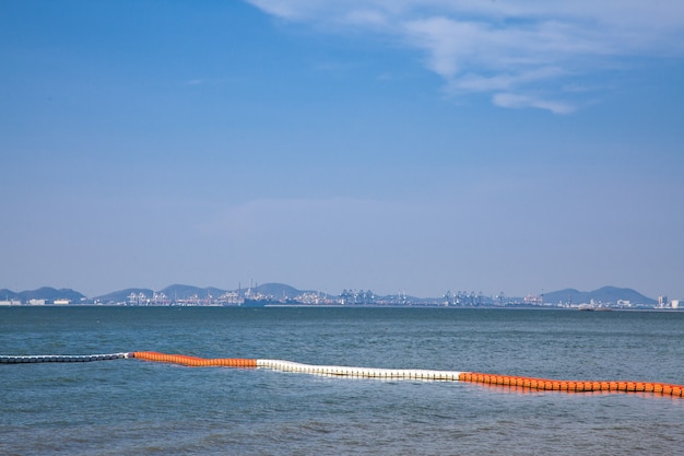 Boe di plastica arancioni e bianche nel mare.