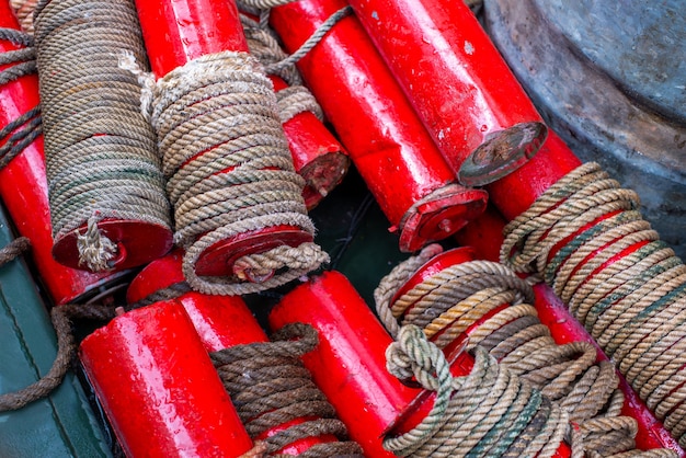 Boe segnaletiche piegate su una barca militare rosso secco galleggia con un dispositivo a fune un nodo marino un'unità di velocità...