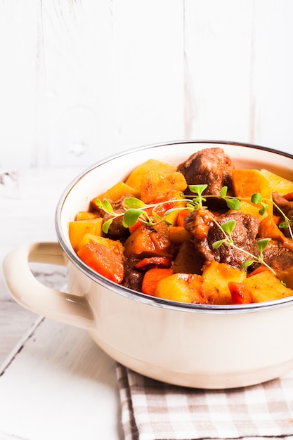 Boeuf Bourguignon - Carne in umido con verdure in casseruola