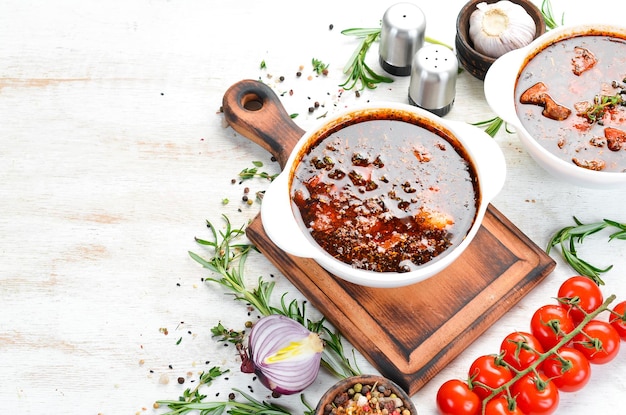 Bograch Zuppa di verdure con carne e peperoncino Cibo tradizionale ungherese Vista dall'alto Spazio libero per il testo