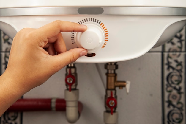 Boiler bianco con regolatore di temperatura dell'acqua