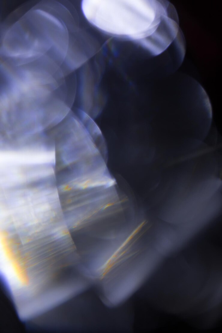 Foto bokeh astratto blu e viola su sfondo nero
