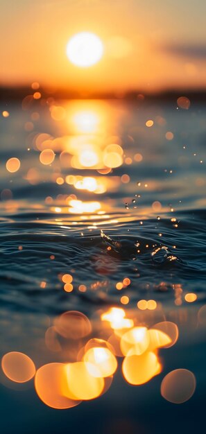 Bokeh del tramonto sull'acqua cielo dorato su un corpo d'acqua con la luce che riflette e crea un bokeh