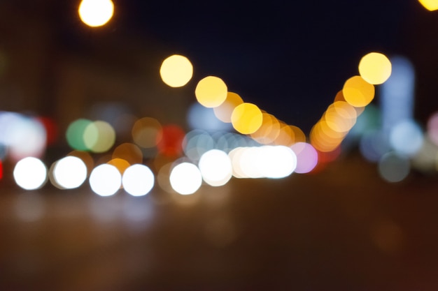 Bokeh della luce notturna della città e sfondo sfocato chiaro