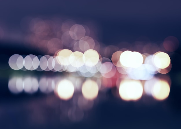 Bokeh di luci della città di notte con sfondo di riflessi hd