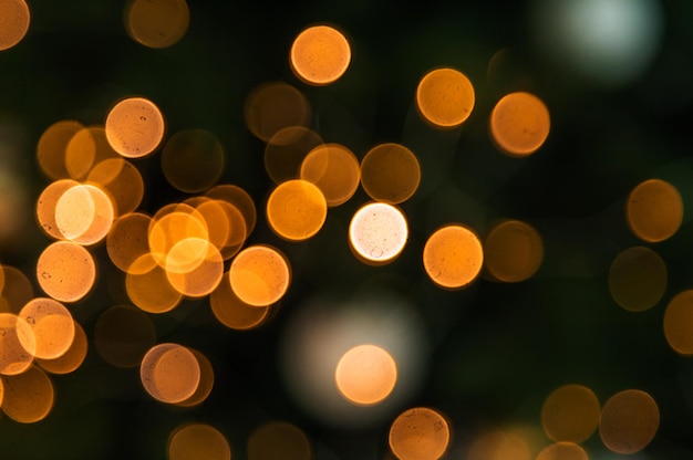 Bokeh giallo Natale su sfondo nero Messa a fuoco selettiva