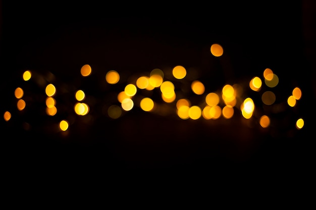 bokeh giallo nel mezzo di uno sfondo nero