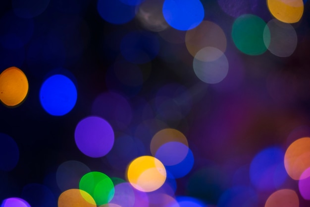 Bokeh multicolore su uno sfondo di notte