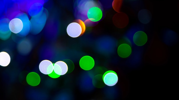 Bokeh sfocato colorato. sfondo astratto di ghirlande festive incluse. lampadine sfocate colorate