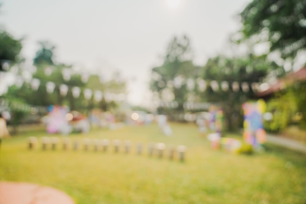 Bokeh sfocato e sfocatura dello sfondo di alberi da giardino alla luce del sole con tonalità vintage