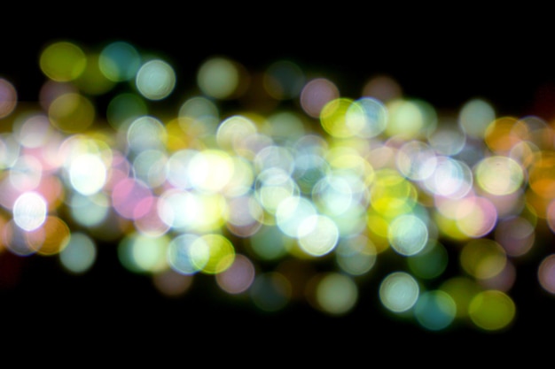 Bokeh variopinto astratto e illuminazione vaga di riflessione su fondo nero