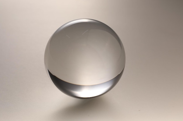 Bola di vetro trasparente su sfondo grigio chiaro