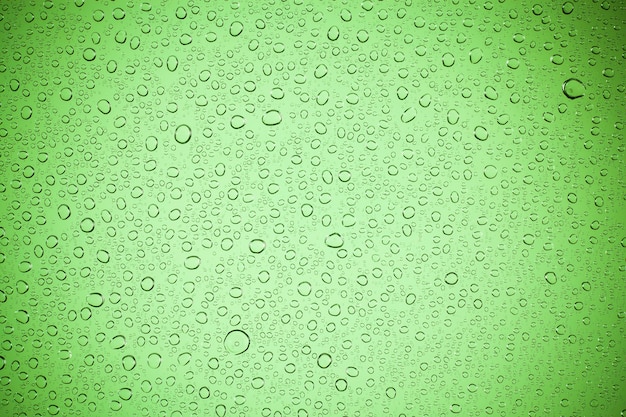 Bolla d'acqua su vetro verde.