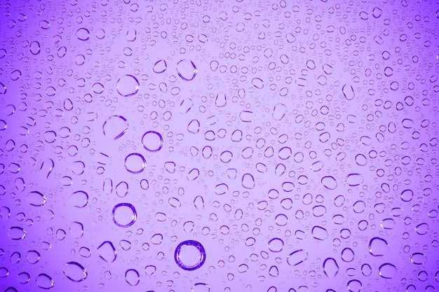 Bolla d'acqua su vetro viola.