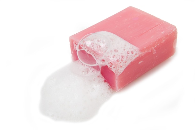 Bolla di sapone rosa isolata su sfondo bianco