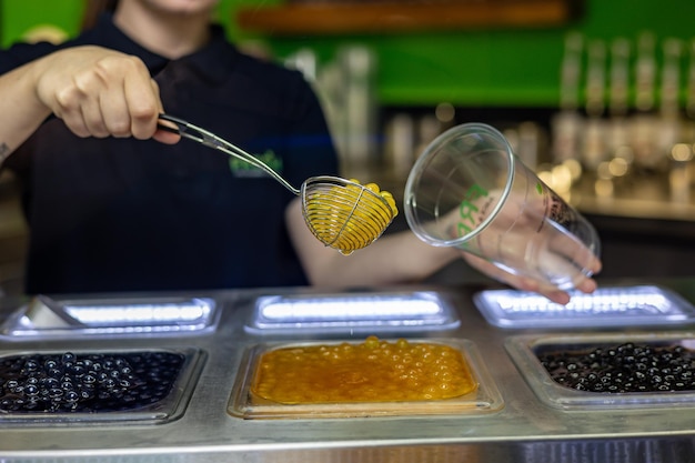 bolla di tè in una tazza di plastica