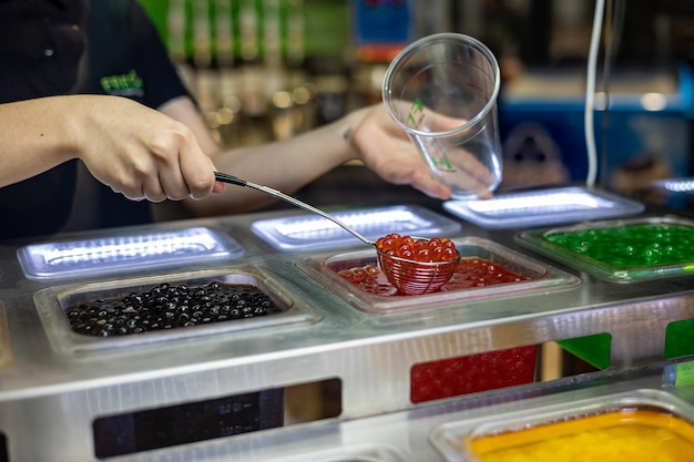 bolla di tè in una tazza di plastica