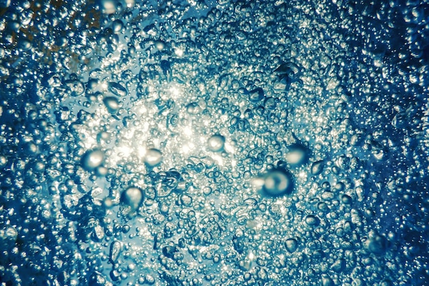 Bolle d'aria sottomarine con la luce solare