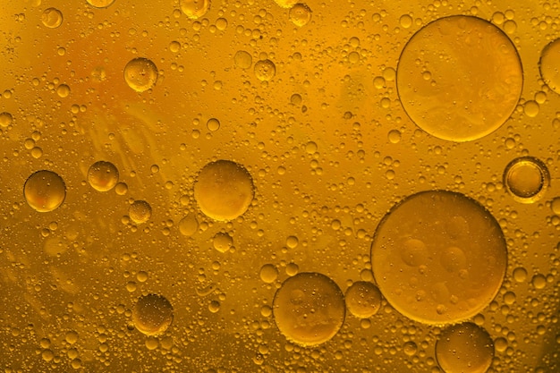 Bolle d'olio in un bicchiere di birra