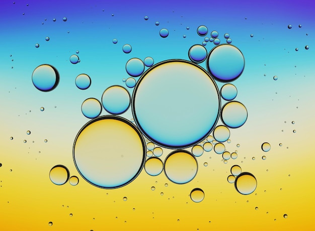 Bolle di olio isolate su sfondo bianco, emulsione di collagene del primo piano in acqua. Illustrazione. Goccioline di siero d'oro.