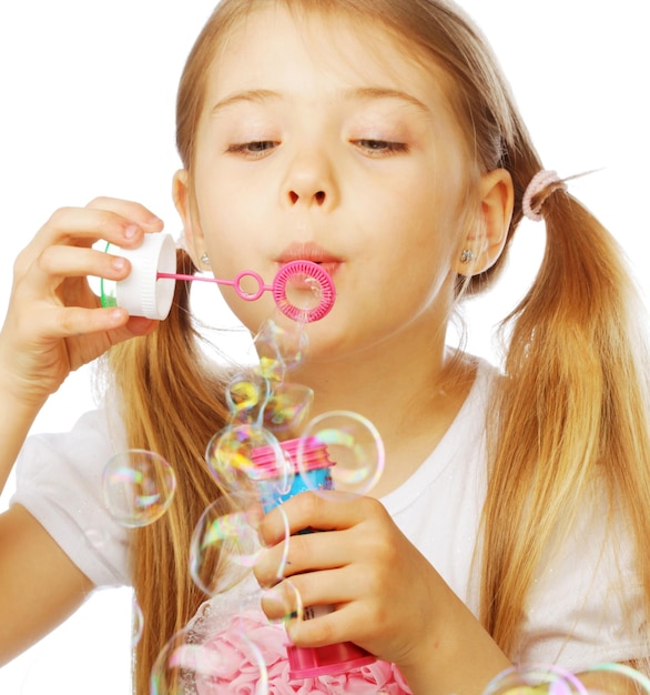 Bolle di sapone di salto della bambina adorabile divertente