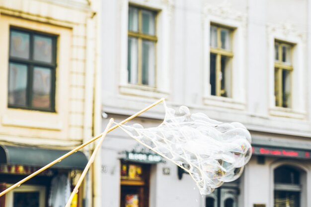 Bolle di sapone nel centro della vecchia città europea divertendosi